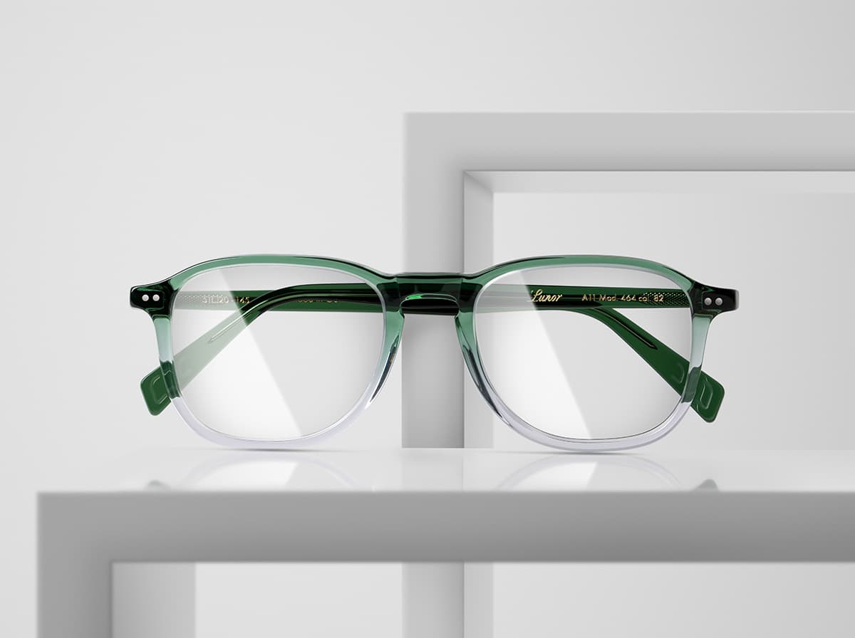Une paire de lunettes Lunor de la ligne A11, dans un dégradé de vert transparent