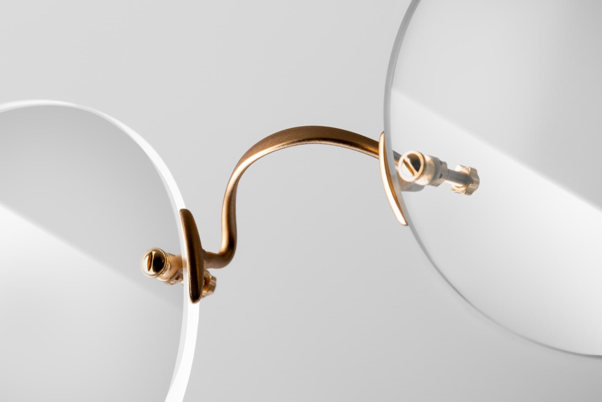 Eine Detailaufnahme des W-Stegs von einer randlosen Lunor Classic Rund