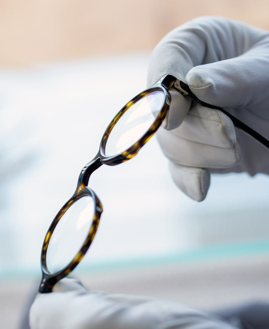 Eine Lunor Brille in der Endkontrolle.