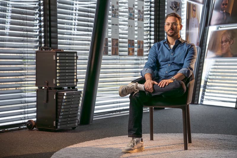 Un collaborateur Lunor est assis sur une chaise au bureau.