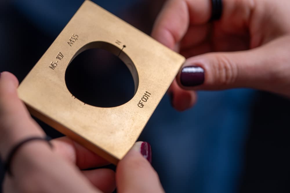 Ein messingfarbenes Werkzeug für die Fertigung einer Metallbrille