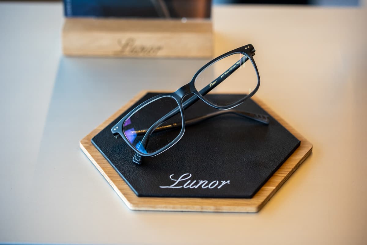 Eine Lunor Brille auf einem Deko-Objekt